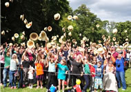 About 797 people gathered at Wardown Park Museum each of them wearing a straw boater thus helping to set a world record for the largest gathering of people wearing boater hats in one place and the same time. 