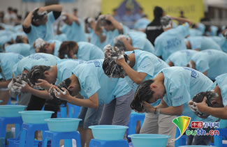 China sets World Record for most people washing their hair simultaneously. Photo: China Youth Daily 