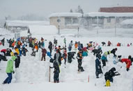 Some 630 people succeeded in setting a new World Record by building 1,585 snowmen in one hour at an event in the city of Iiyama, Nagano Prefecture. While snow fell, participants made each snowman without using any tools. Snowmen taller than about 90 cm with facial features and ornament arms were counted for the record.