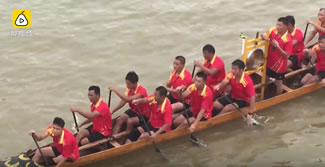  A dragon boat team from south China's Guangxi Zhuang Autonomous Region Friday set a new world record for the longest distance covered by a dragon boat within an hour. The record, 13,518 meters, was achieved by the 22-member Renhe team from Cangwu County, rowing a 18.3-meter-long, 1.2-meter-wide dragon boat in the Xunjiang River.