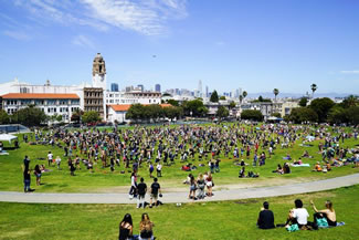 A total of 427 participants did simultaneous handstands in Dolores Park, San Francisco, California, thus setting the new world record for the most people doing a handstand simultaneously, according to the World Record Academy.