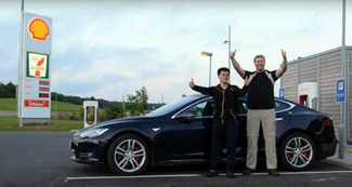 Bjorn Nyland and his friend Morgan Torvolt have set a new world record for the longest distance traveled on one single charge is a Tesla Model S. Bjorn used a Tesla Model S P85D and managed to get a distance of 452.8 miles or 728.7km out of a single charge.